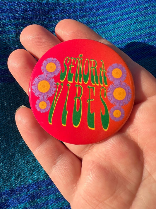 Señora vibes button w/ Erigeron glaucus